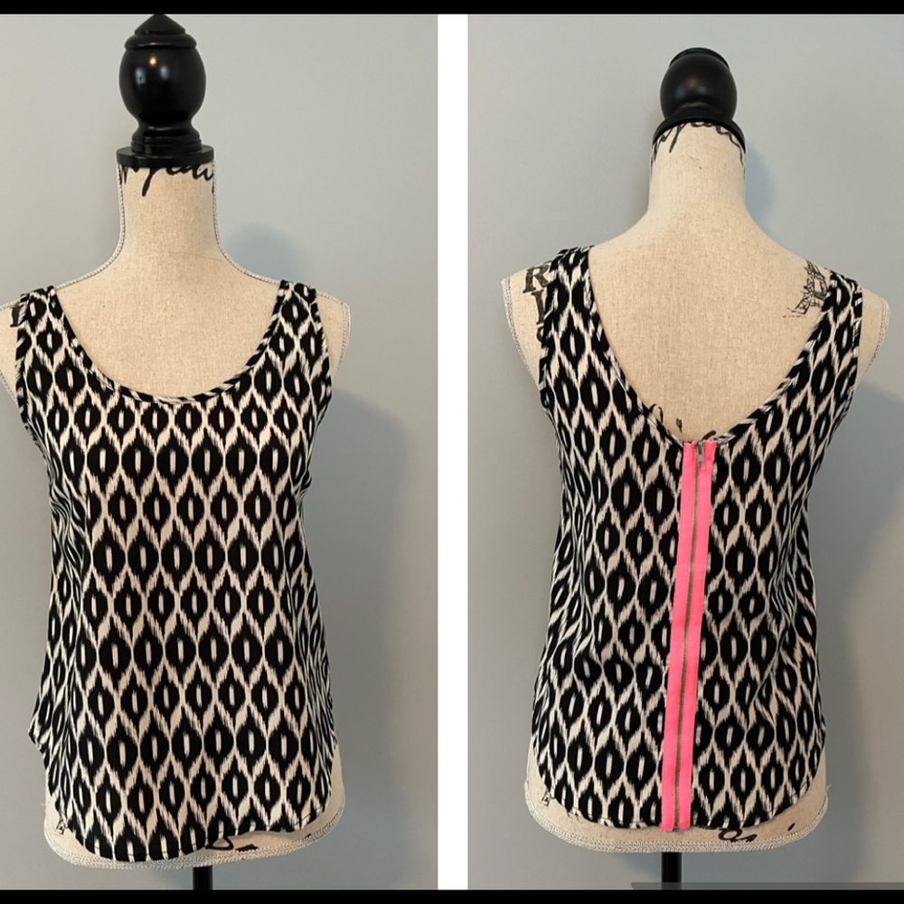 B Jewel Geometric Pattern Tank with back zipper in Neon Pink Size S